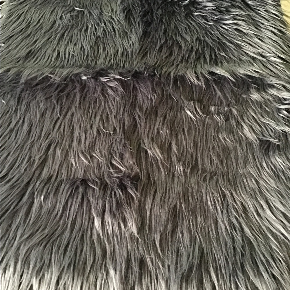 Faux fur rug 27 x 42 in shag grey